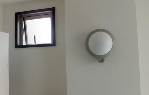 高い位置の換気窓と、センサーライトで明るい室内