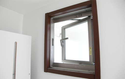高い位置の換気窓