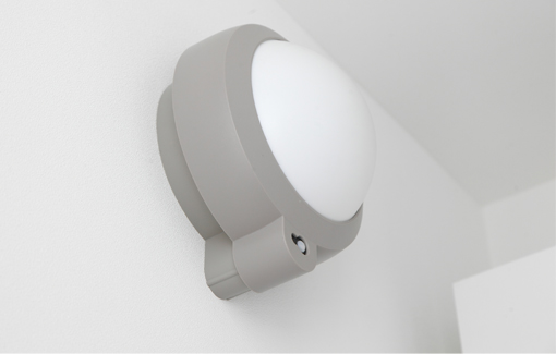 夜間でも安心のセンサーライト