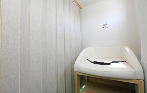 アコーディオンカーテンを閉めてプライバシーを保護