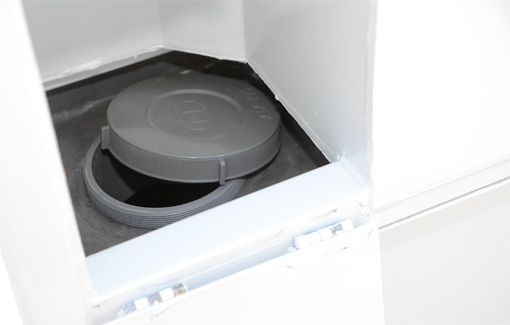 汚水の汲み取りは外部から行います。