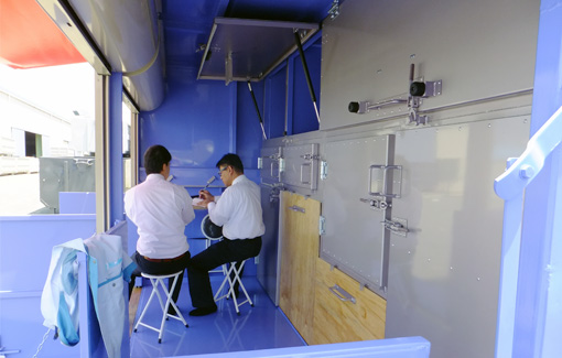 日中の日差しや雨を避けて、簡単な書類整理や打ち合わせが出来ます。