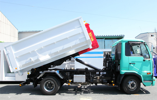 アーム式脱着車によるスムーズな積載